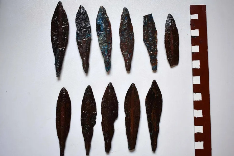 Hài cốt đeo nhẫn vàng khắc tên pharaoh Ai Cập, lai lịch gây sốc - Hình 2 Hai cot deo nhan vang khac ten pharaoh Ai Cap, lai lich gay soc-Hinh-2