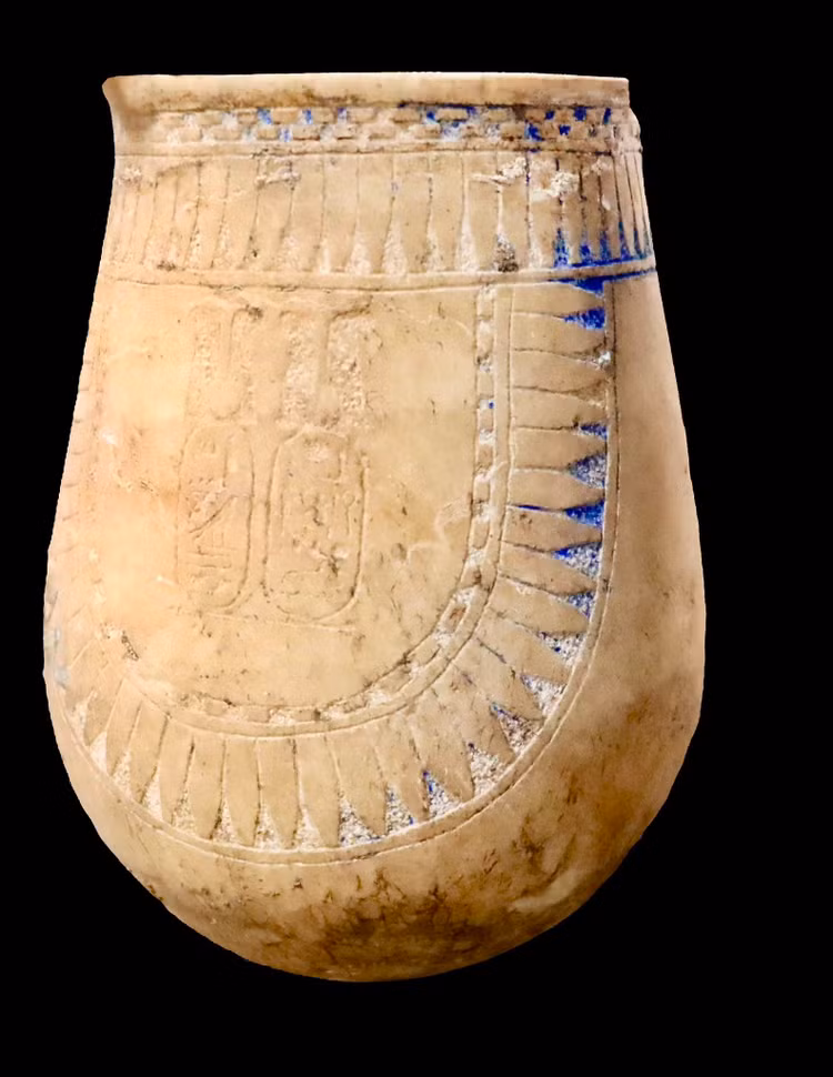 Hai cot deo nhan vang khac ten pharaoh Ai Cap, lai lich gay soc-Hinh-9