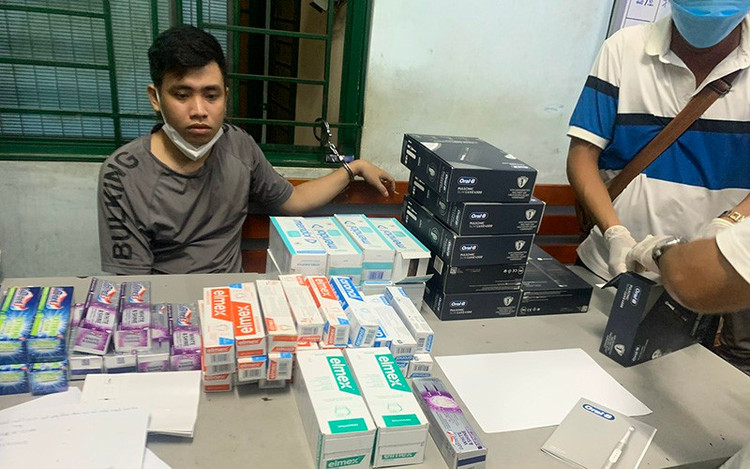 4 nu tiep vien va loat vu van chuyen ma tuy qua duong hang khong-Hinh-17