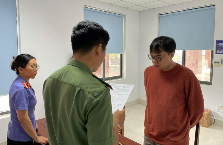 Tra gia khi giup doi tuong bi Interpol truy na, khong visa o chui