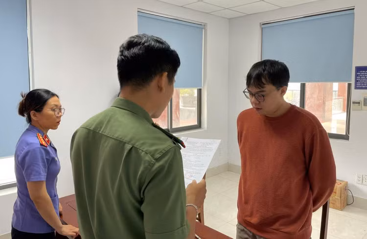 Tra gia khi giup doi tuong bi Interpol truy na, khong visa o chui