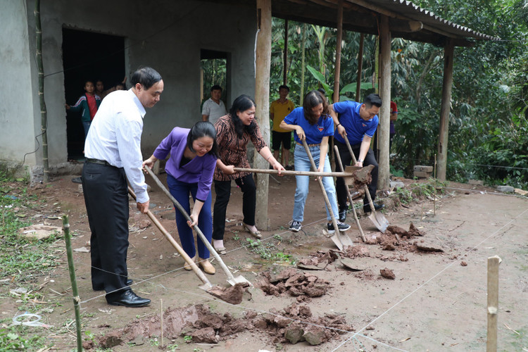 Am tinh “Xuan chia se yeu thuong 2023” cua VUSTA tai Hoa Binh-Hinh-4