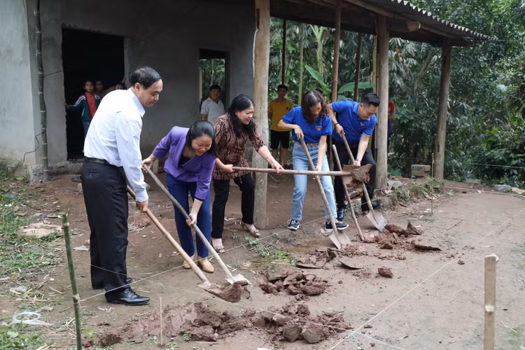 Am tinh “Xuan chia se yeu thuong 2023” cua VUSTA tai Hoa Binh-Hinh-4