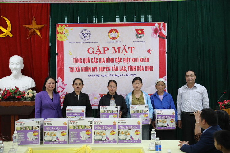 Am tinh “Xuan chia se yeu thuong 2023” cua VUSTA tai Hoa Binh-Hinh-8