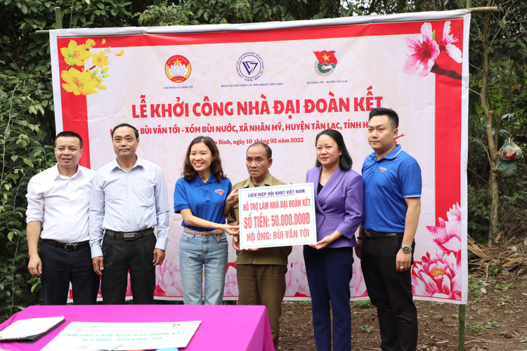 Am tinh “Xuan chia se yeu thuong 2023” cua VUSTA tai Hoa Binh-Hinh-2