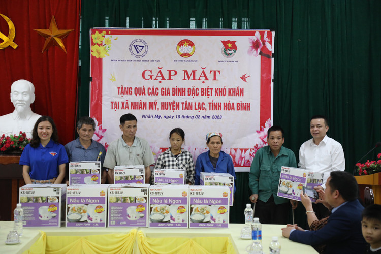 Am tinh “Xuan chia se yeu thuong 2023” cua VUSTA tai Hoa Binh-Hinh-10