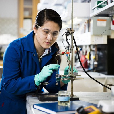 Nu tien si goc Viet dot pha voi sang che pin 400 nam tuoi-Hinh-2