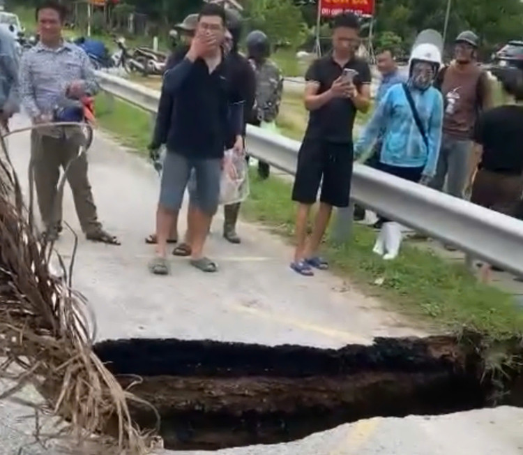 Quảng Ninh: Xuất hiện “hố tử thần” trên Quốc lộ 18, giao thông gián đoạn Quang Ninh: Xuat hien “ho tu than” tren Quoc lo 18, giao thong gian doan
