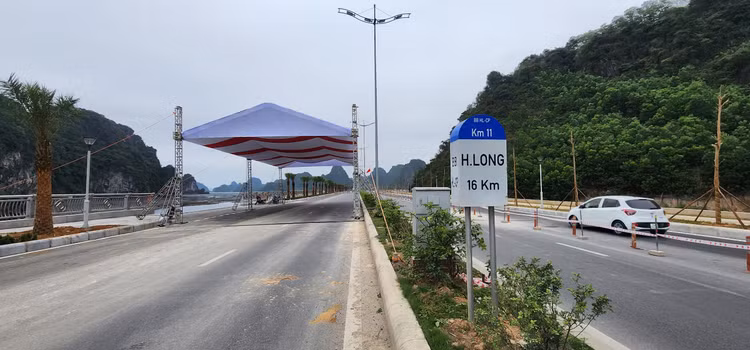 Mot tuyen duong 2 lan khanh thanh o Quang Ninh