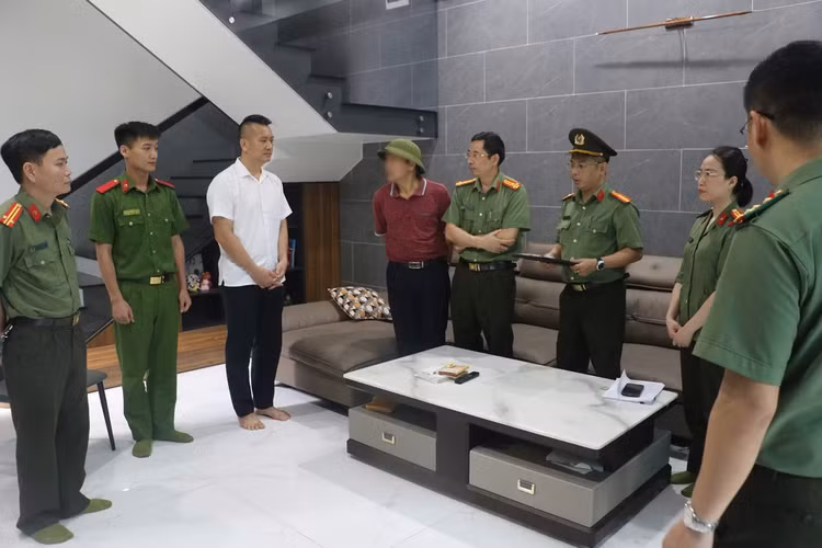 Khoi to huan luyen vien “an chan” hon 200 trieu cua van dong vien