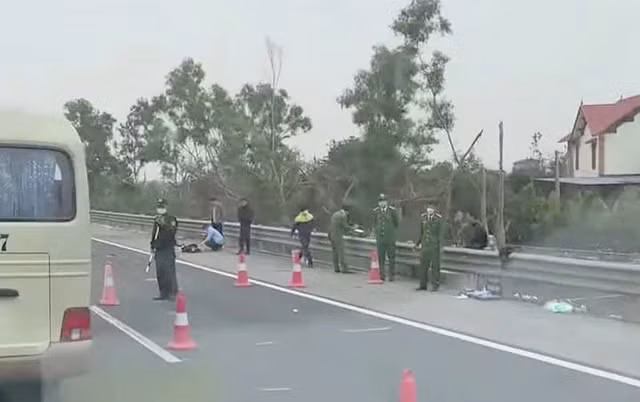 Phat hien thi the nguoi bien dang tren cao toc Ha Noi - Hai Phong