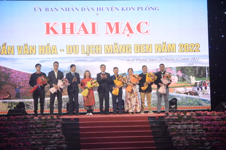 Kon Tum: Hoanh trang dem Khai mac Tuan Van hoa- Du lich Mang Den-Hinh-4