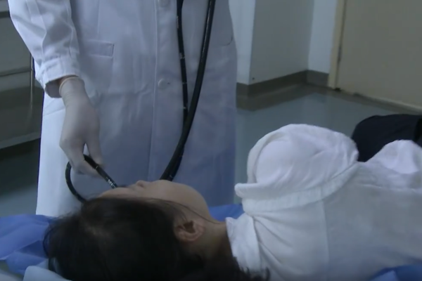 Khi kiểm tra, bác sĩ thấy khúc xương mắc kẹt ở lối vào thực quản cô Chu.