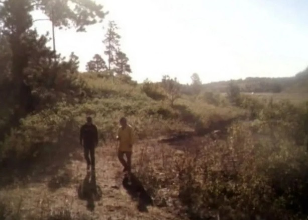 Xem anh cu, bat ngo thay quai vat Bigfoot “hien nguyen hinh”-Hinh-2