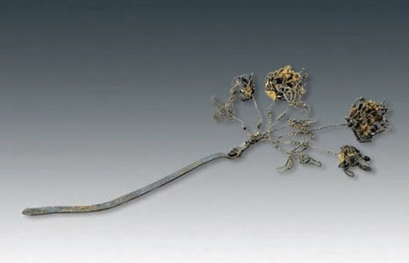 Mo quan tai 900 tuoi, bat ngo hai cot con nguyen toc, mong tay-Hinh-4