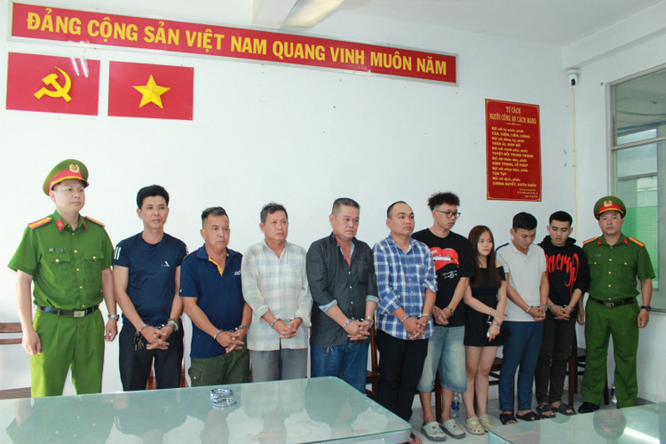 Bắt khẩn cấp 9 người vụ khiêng quan tài trước chợ Bến Thành Bat khan cap 9 nguoi vu khieng quan tai truoc cho Ben Thanh