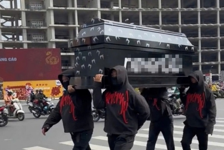 Bắt khẩn cấp 9 người vụ khiêng quan tài trước chợ Bến Thành - Hình 2 Bat khan cap 9 nguoi vu khieng quan tai truoc cho Ben Thanh-Hinh-2
