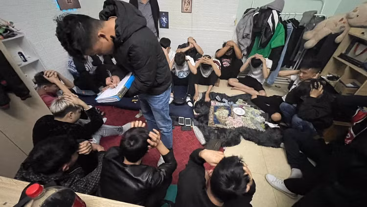 Quảng Ninh: Tạm giữ hình sự 16 đối tượng đánh bạc bằng xóc đĩa Quang Ninh: Tam giu hinh su 16 doi tuong danh bac bang xoc dia