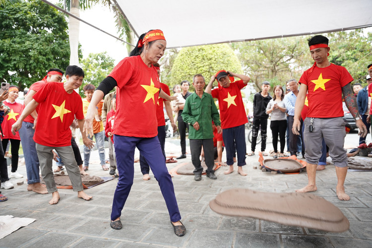 Ve Hai Duong, xem nu phao thu choi phao dat-Hinh-2