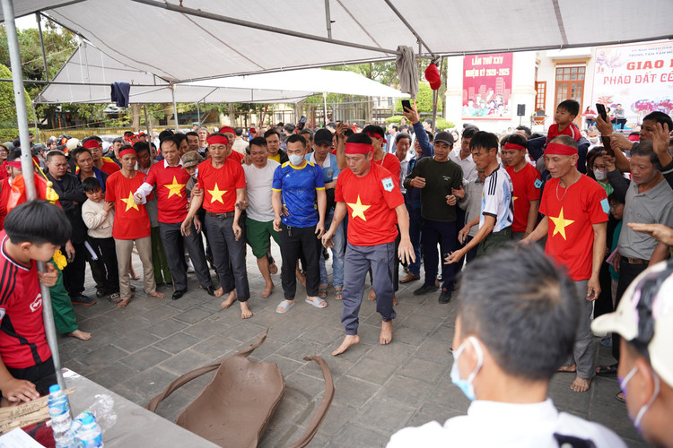 Ve Hai Duong, xem nu phao thu choi phao dat-Hinh-10