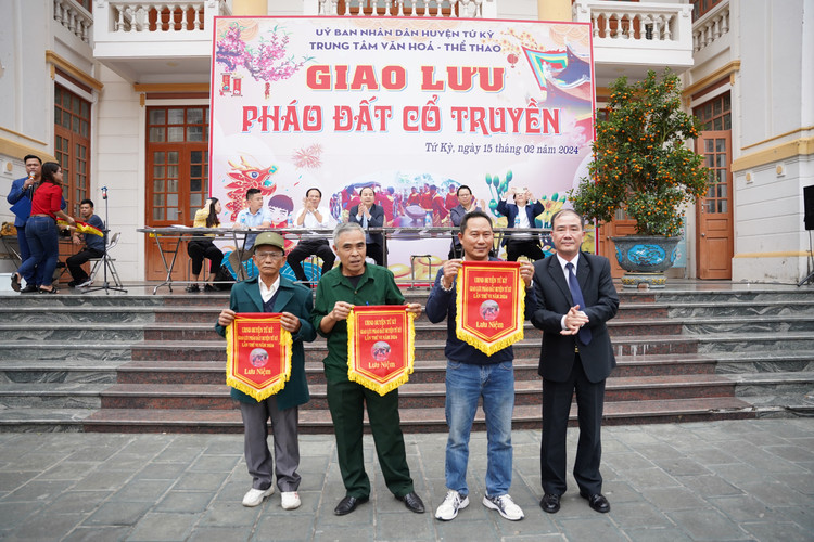 Ve Hai Duong, xem nu phao thu choi phao dat-Hinh-14