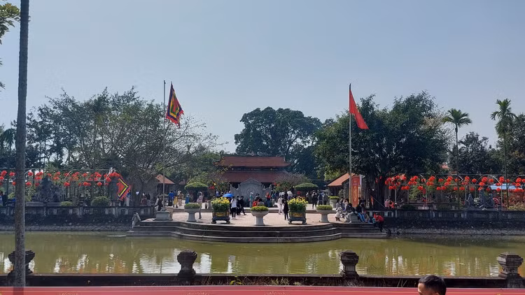 Dau xuan, hon van du khach ve den Bia dang huong Dai danh y Tue Tinh