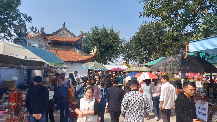 Dau xuan, hon van du khach ve den Bia dang huong Dai danh y Tue Tinh-Hinh-2