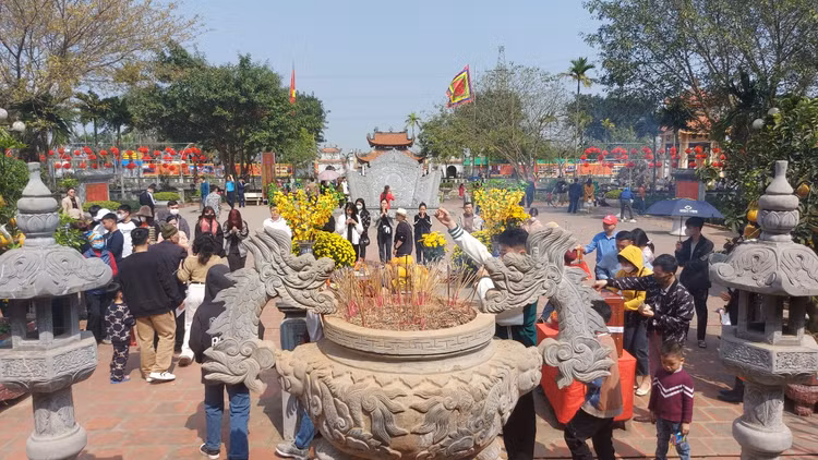 Dau xuan, hon van du khach ve den Bia dang huong Dai danh y Tue Tinh-Hinh-8