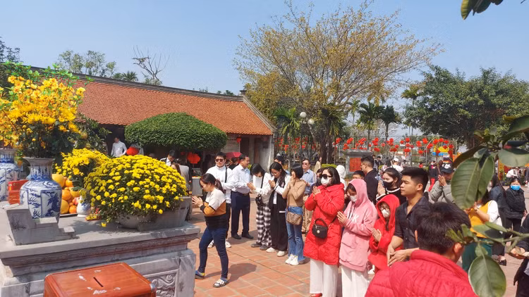 Dau xuan, hon van du khach ve den Bia dang huong Dai danh y Tue Tinh-Hinh-3