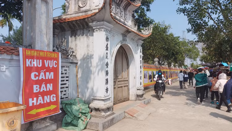 Dau xuan, hon van du khach ve den Bia dang huong Dai danh y Tue Tinh-Hinh-5