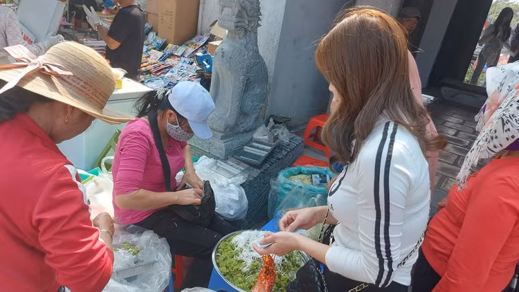 Dau xuan, hon van du khach ve den Bia dang huong Dai danh y Tue Tinh-Hinh-7