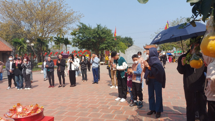 Đầu xuân, hơn vạn du khách về đền Bia dâng hương Đại danh y Tuệ Tĩnh - Hình 9 Dau xuan, hon van du khach ve den Bia dang huong Dai danh y Tue Tinh-Hinh-9