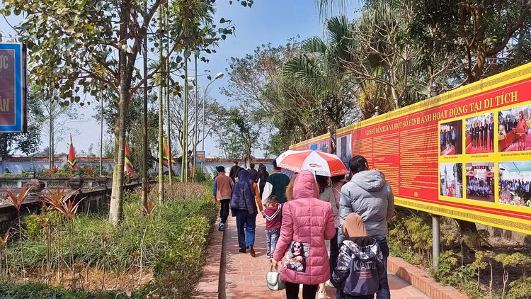 Dau xuan, hon van du khach ve den Bia dang huong Dai danh y Tue Tinh-Hinh-6