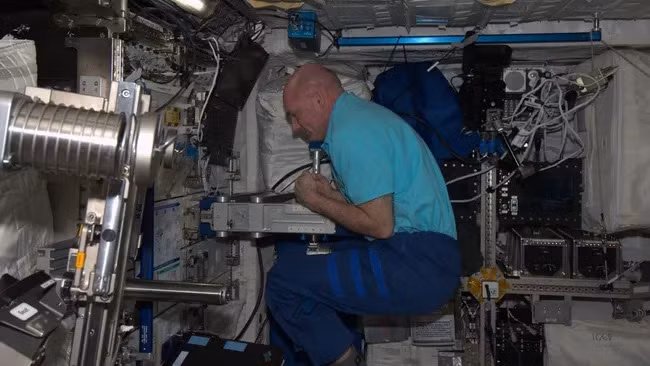 Dung cu giup phi hanh gia kiem tra can nang tren Tram ISS