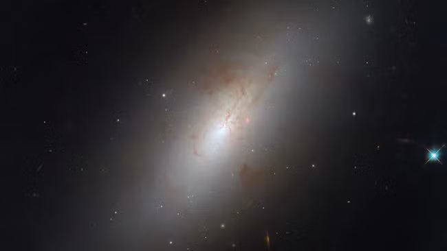 NASA 'boi roi' truoc sieu vat the 'giua 2 the gioi'