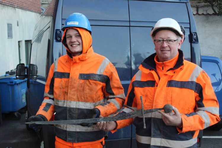 Tim thay thanh kiem thoi Trung co ven nguyen kho tin