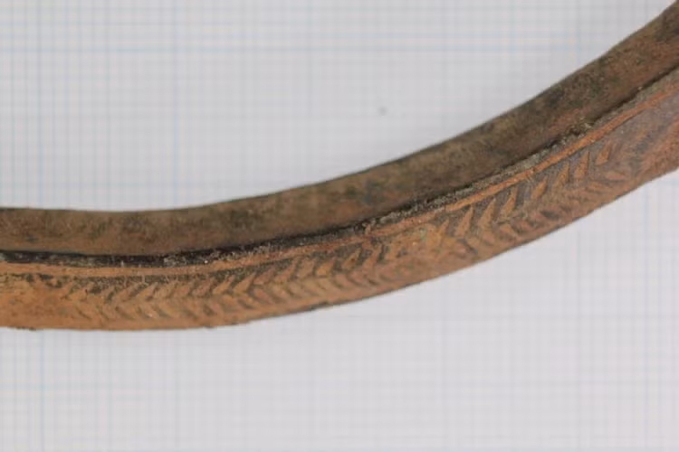 Do kim loai, bat ngo tim thay thanh kiem co 2.500 tuoi-Hinh-4