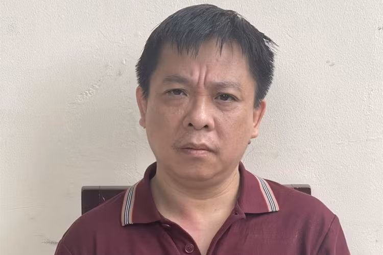 Chu tich Cty Vang Phu Cuong lien quan the nao vu buon lau 3 tan vang?