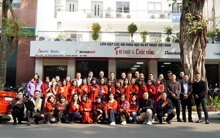 Chu tich VUSTA Phan Xuan Dung tham, chuc Tet Bao Tri thuc va Cuoc song-Hinh-3