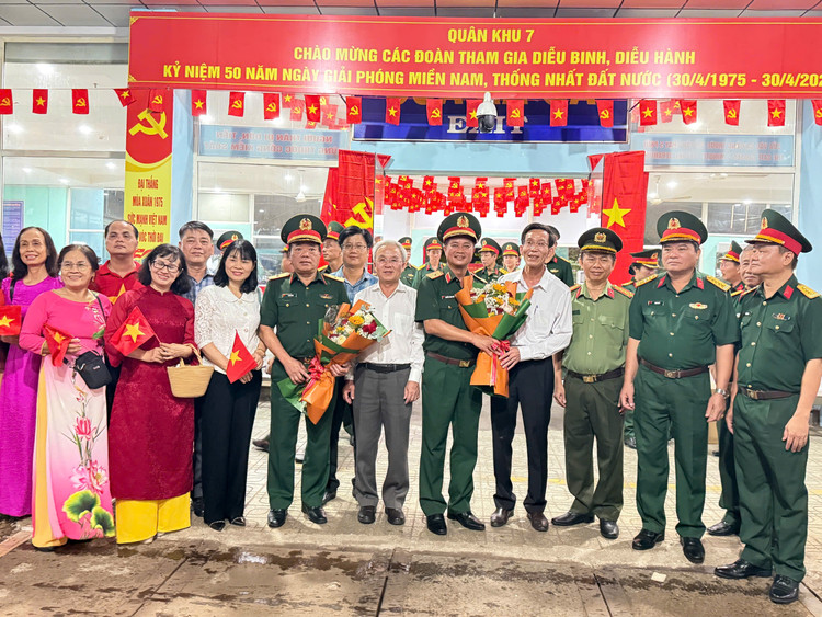 Rop co phut chia tay cac doan dieu binh tai ga Bien Hoa