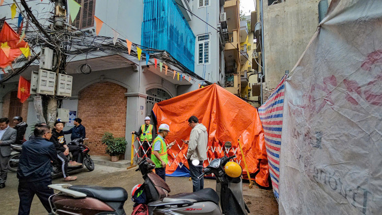 Bun, dat su co metro Ha Noi tiep tuc phun tran vao nha dan-Hinh-6