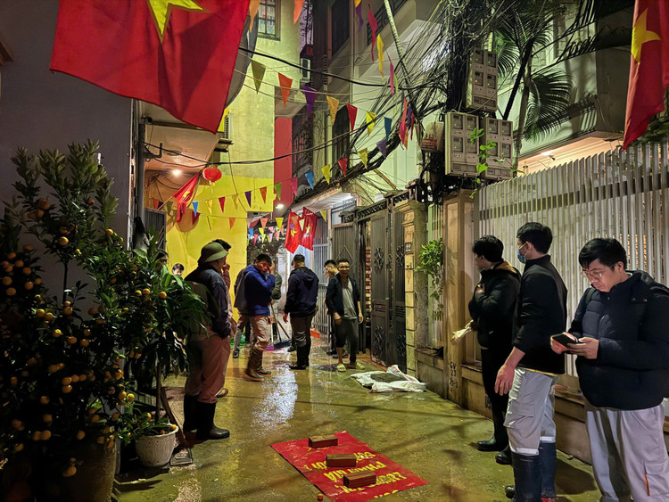 Bun, dat su co metro Ha Noi tiep tuc phun tran vao nha dan-Hinh-5