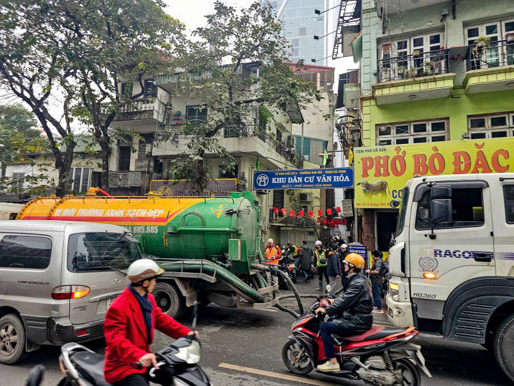 Bun, dat su co metro Ha Noi tiep tuc phun tran vao nha dan-Hinh-3