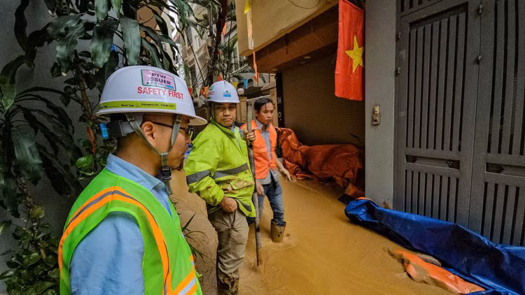 Bun, dat su co metro Ha Noi tiep tuc phun tran vao nha dan-Hinh-2