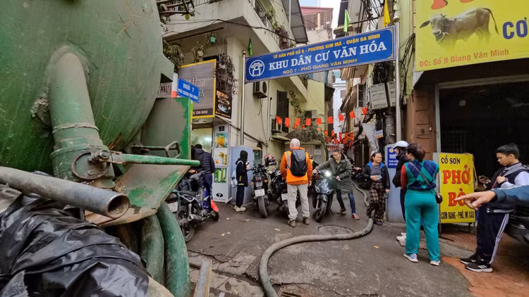 Bun, dat su co metro Ha Noi tiep tuc phun tran vao nha dan