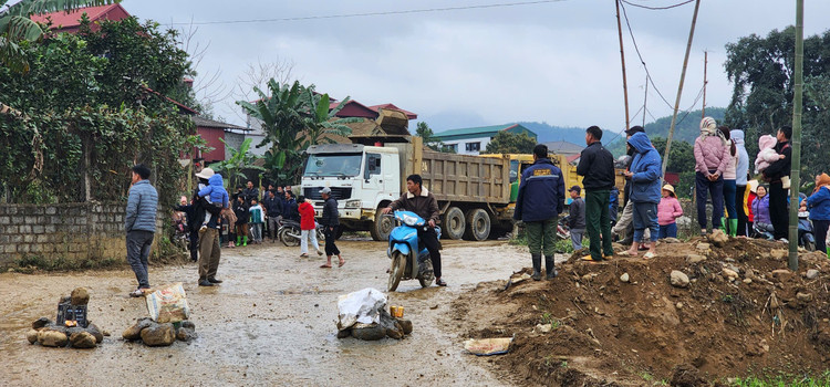 Người dân xã Mỹ Thuận, huyện Tân Sơn tập trung phản đối dự án khai thác khoáng sản của Công ty Sông Biển. Ảnh: Hữu Tuấn