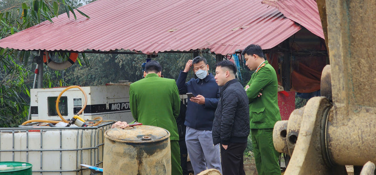 Đoàn kiểm tra của Công an huyện và UBND huyện Tân Sơn lập biên bản, tạm đình chỉ hoạt động của Công ty Sông Biển. Ảnh: Hữu Tuấn.