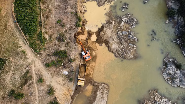 Hoạt động khai thác khoáng sản trên dòng sông Bứa có dấu hiệu vượt mốc giới. Ảnh: Hữu Tuấn.