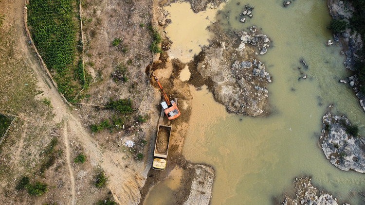 Hoạt động khai thác khoáng sản trên dòng sông Bứa có dấu hiệu vượt mốc giới. Ảnh: Hữu Tuấn.