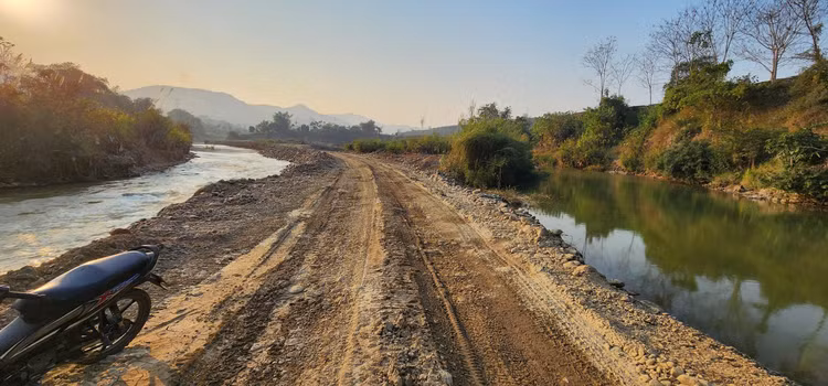 "Con đường máu" được Công ty Sông Biển nhân tạo giữa lòng sông Bứa đề vận chuyển khoáng sản. Ảnh: Hữu Tuấn.